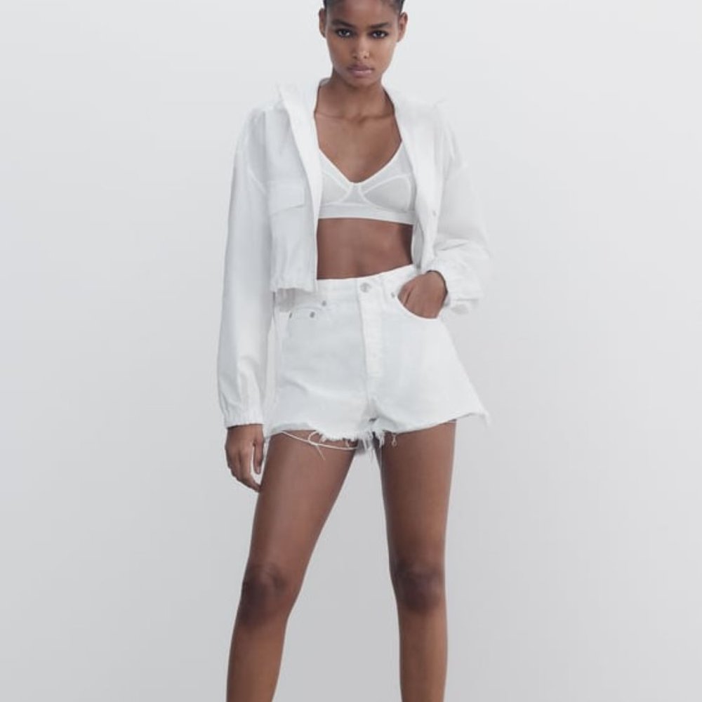 NWT Zara FRAYED HIGH RISE DENIM SHORTS - US 8